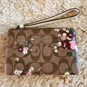 NWOT Coach Signature Prairie Flower Wristlet/Clutch 🌸💗